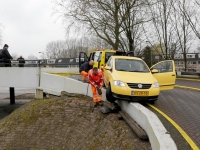 20152503-Auto-over-betonnen-afscheiding-parkeerdek-WC-Sterrenburg-Kok-plein-Dordrecht-Tstolk-001_resize