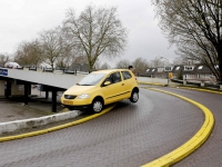 20152503-Auto-over-betonnen-afscheiding-parkeerdek-WC-Sterrenburg-Kok-plein-Dordrecht-Tstolk-002_resize