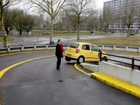 20152503-Auto-over-betonnen-afscheiding-parkeerdek-WC-Sterrenburg-Kok-plein-Dordrecht-Tstolk-003_resize