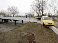 20152503-Auto-over-betonnen-afscheiding-parkeerdek-WC-Sterrenburg-Kok-plein-Dordrecht-Tstolk_resize
