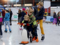 20151812-Scholieren-genieten-op-kerstijsbaan-Statenplein-Dordrecht-Tstolk-004