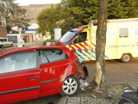 20151908-Meisje-van-dertien-jaar-rijft-met-auto-tegen-boom-Dordrecht-Tstolk_resize