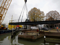 Momumentale Mazelaarsbrug op ponton gehesen