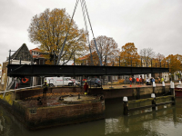 Momumentale Mazelaarsbrug op ponton gehesen