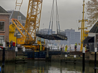 Momumentale Mazelaarsbrug op ponton gehesen