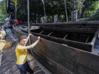 De zwartgeblakerde tjalk is aangekomen bij het Dordrechts Museum Dordrecht