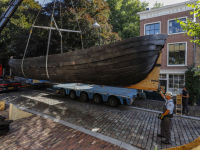 De zwartgeblakerde tjalk is aangekomen bij het Dordrechts Museum Dordrecht