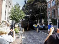 De zwartgeblakerde tjalk is aangekomen bij het Dordrechts Museum Dordrecht