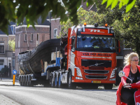 De zwartgeblakerde tjalk is aangekomen bij het Dordrechts Museum Dordrecht