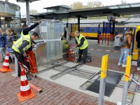 20151910-Toegangspoortjes-geplaatst-aan-voorkant-ns-station-Dordrecht-Tstolk