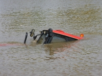 Tractor beland in water wanty Dordrecht