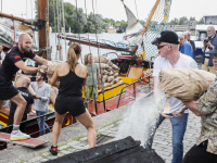 Met paard en wagen twee duizend kio vervoeren naar molen Kyck over den Dyck Noordendijk Dordrecht