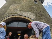 Met paard en wagen twee duizend kio vervoeren naar molen Kyck over den Dyck Noordendijk Dordrecht