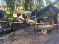 Twee auto’s en aanhanger uitgebrand in Crabbehof
