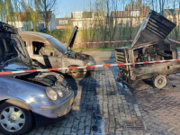 Twee auto’s en aanhanger uitgebrand in Crabbehof
