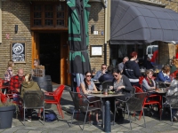 20171603 Terassen vol Finn\'s eten en Drinken Blauwpoortsplein Dordrecht Tstolk