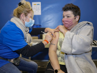 Eerste vaccinatie tegen corona aan zorgmedewerkers DeetosSnelhal Dordrecht