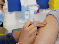 Eerste vaccinatie tegen corona aan zorgmedewerkers DeetosSnelhal Dordrecht