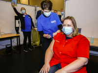 Eerste vaccinatie tegen corona aan zorgmedewerkers DeetosSnelhal Dordrecht