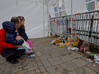 Bloemen neergelegd bij woning aan de Cremerstraat in Papendrecht