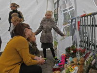 Bloemen neergelegd bij woning aan de Cremerstraat in Papendrecht