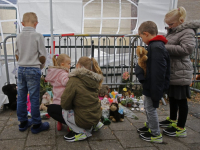 Bloemen neergelegd bij woning aan de Cremerstraat in Papendrecht