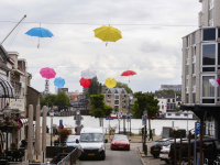 Paraplu´s versieren het Veerplein Zwijndrecht