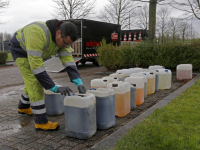 20172311-Verdachte-vaten-in-sloot-bij-Halmaheiraplein-Dordrecht-Tstolk-001