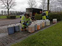 20172311-Verdachte-vaten-in-sloot-bij-Halmaheiraplein-Dordrecht-Tstolk