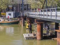 Noodbrug ligt verzakt en last van de warmte Dordrecht