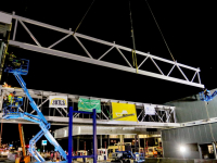 Loopbrug en luifel ingehesen Kiltunnel Dordrecht