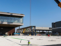 Loopbrug en luifel ingehesen Kiltunnel Dordrecht