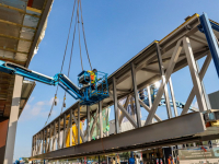 Loopbrug en luifel ingehesen Kiltunnel Dordrecht