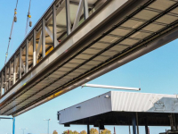 Loopbrug en luifel ingehesen Kiltunnel Dordrecht