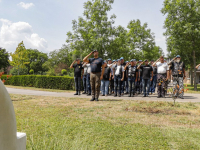 Kranslegging bij het oorlogsmonument op de begraafplaats de Essenhof door een groep Veteranen motorrijders Dordrecht