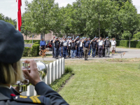 Kranslegging bij het oorlogsmonument op de begraafplaats de Essenhof door een groep Veteranen motorrijders Dordrecht