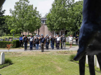 Kranslegging bij het oorlogsmonument op de begraafplaats de Essenhof door een groep Veteranen motorrijders Dordrecht
