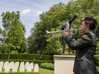 Kranslegging bij het oorlogsmonument op de begraafplaats de Essenhof door een groep Veteranen motorrijders Dordrecht