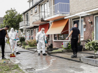 Brandweer spuit straat schoon na steekpartij Seringenstraat Dordrecht