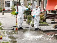 Brandweer spuit straat schoon na steekpartij Seringenstraat Dordrecht