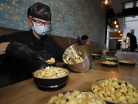 Vijftig appeltaarten voor Albert Schweitzer Ziekenhuis Dordrecht