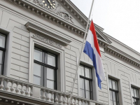 Vlag halfstok rechtbank Steegoversloot Dordrecht