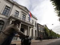 Vlag halfstok rechtbank Steegoversloot Dordrecht