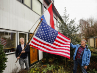 Amerikaanse en Nederlandse Vlag uit voor Biden Lyra Sterrenburg Dordrecht