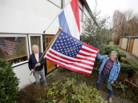 Amerikaanse en Nederlandse Vlag uit voor Biden Lyra Sterrenburg Dordrecht
