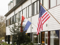 Amerikaanse en Nederlandse Vlag uit voor Biden Lyra Sterrenburg Dordrecht