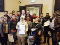 Burgemeester Schrijer reikt participatieverklaring uit aan vluchtelingen