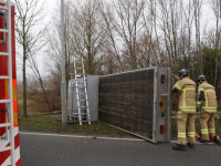 Vrachtwagen op zijn kant Aquamarijnweg Dordrecht