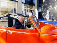 Leen en Reinier de Koning bij een oranje Kever Ames 75 jaar Dordrecht