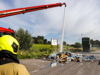 Voorbijgangers wijzen chauffeur op rokende vuilniswagen Noordpark Zwijndrecht